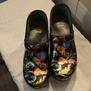 Dansko Floral Pattern XP 2.0 Clogs Size 41 10.5